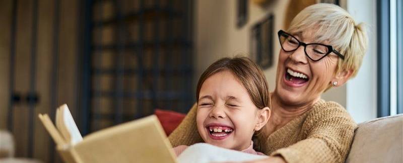 DiaExpert 2 - older lady and child reading a book low